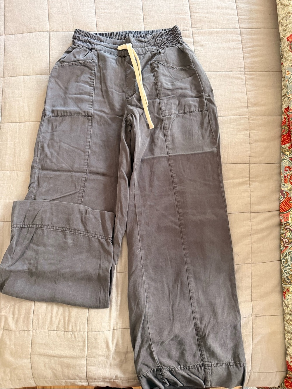 C&C California Gray Wide-Leg Drawstring Pants with Cream Tie